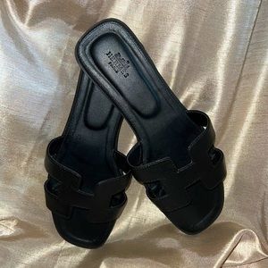 Black H flat sandals slides